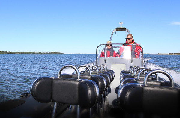 Joakim Nygård och Maria Stenbacka i en båt